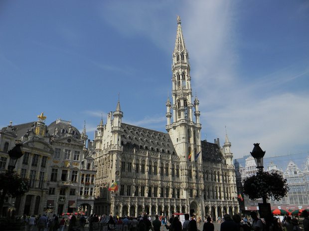 Okazały i majestatyczny Grand Place (Wielki Plac) to bez wątpienia jeden z najpiękniejszych rynków w Europie, a zarazem obowiązkowy punkt każdej wycieczki po stolicy Belgii - Brukseli.budynek ratusza