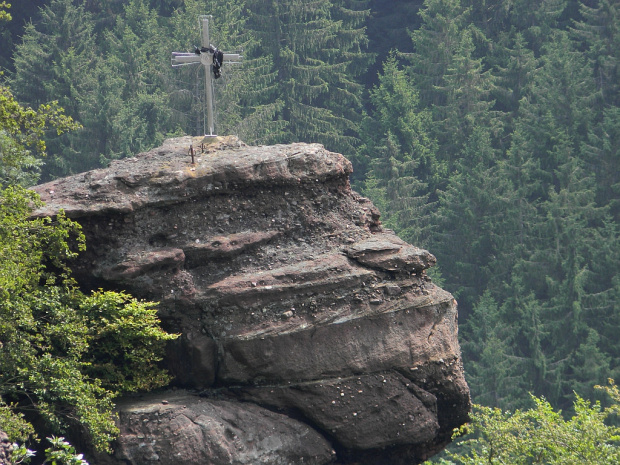 widok z gór Eifel-krzyż upamiętniający śmierć wspinacza