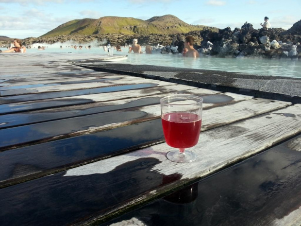 A to taka ciekawostka,jedno z najbardziej popularnych miejsc w Islandii-Blue Lagoon.Nazwa od niebieskiej wody.Kapielisko z ciepla woda:) .