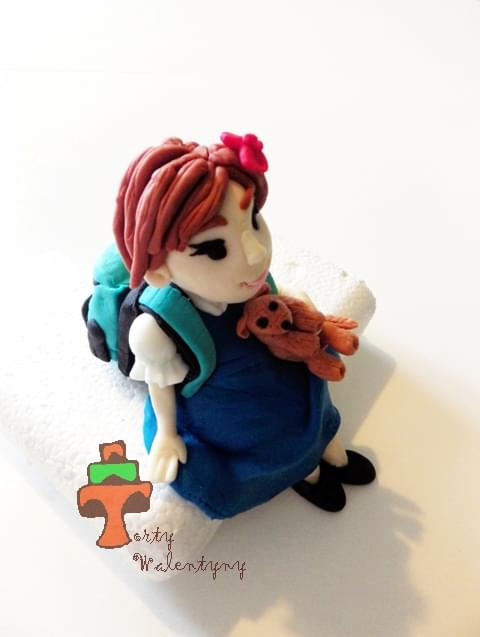 figurka na tort dziewczynka z tornistrem #figurka #tort #LukierPlastyczny #fondant #dziewczynks