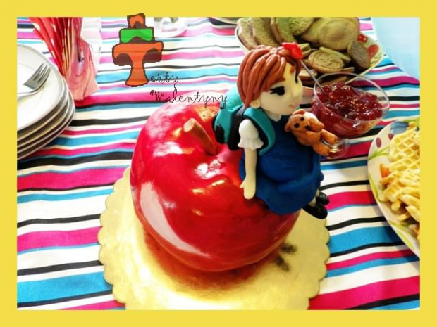 Tort jabłko z dziewczynką #tort #TortyKraków #jabłko