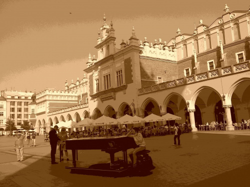 w piątek na rynku krakowskim zabłąkał się fortepian :))