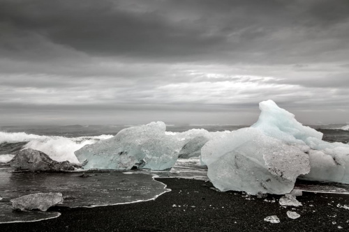 Tym zdjeciem witam po przerwie.Bedzie seria zdjec z niesamowitej Islandii.To jest plaza z czarnym piaskiem i brylami lodu- Jokursarlon Glacial Lagoon.
Chcialabym rowniez podziekowac wszystkim za zyczenia:)
