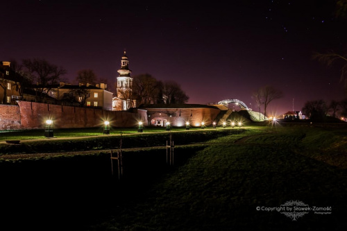 Zamość nocą #Zamość #twierdza #mury #noc #kościół #miasto #architektura #bastion #niebo #gwiazdy