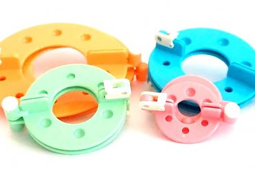 #druty #JakZrobićPomponyZWłóczki #LovelyPasmanteria #PasmanteriaBytom #Pompony #PrzyrządDoPomponów #szydełko #włóczka